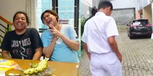 Jarang Tersorot, Intip 11 Potret Rumah Arie Kriting dan Indah Permatasari yang Sederhana Namun Penuh Kebahagiaan