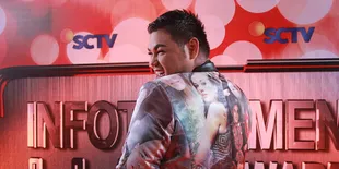 Jas Unik Ivan Gunawan - Bergambar Nassar dan Ariel NOAH