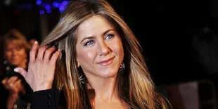 Jennifer Aniston Berusaha Tutupi Kehamilan