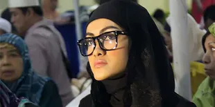 Julia Perez di Masjid Sunda Kelapa Menteng