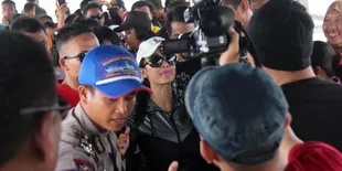 Julia Perez Diserbu Warga Kepulauan Meranti