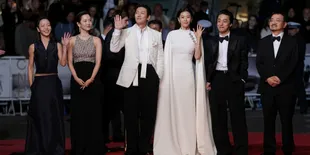 Jun Ji Hyun - Ji Chang Wook Bintang 'COLONY' di Red Carpet Cannes Film Festival
