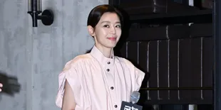 Jun Ji Hyun Cantik Paripurna Pakai Pink di Showcase Film 'COLONY'