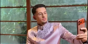 Justin Hubner Ganteng Banget Pakai Beskap Lilac Jelang Pernikahan, Detail Bordir Mewah