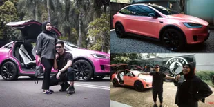 Kado Spesial Untuk Sambut Kelahiran Baby A, 11 Potret Mobil Tesla Pink Milik Atta Halilintar dan Aurel Hermansyah - Pintu Unik Bak Sayap