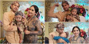 Keluarga Sempurna! Gelar Adat Turun Tanah, Rafathar Pakai Blankon