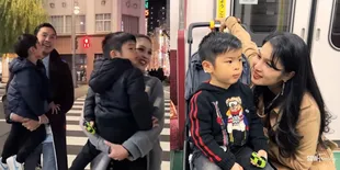 Keluarga Visual, Potret Sandra Dewi Bareng Suami dan Anak-Anak Jalan-Jalan ke Jepang Bagai Syuting Drama