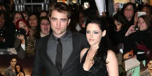 Kemesraan Robert Pattinson Dan Kristen Stewart - Tinggal Kenangan