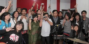 Keseruan Para Musisi Jelang Konser Salam Dua Jari