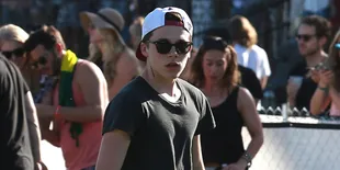 Ketahuan Panjat Atap Rumah, Ada Apa Dengan Brooklyn Beckham?