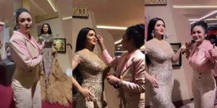 Ketemu 'Kembaran', 8 Potret Krisdayanti Asyik Dandani Patung Lilin Dirinya Sendiri - Gantikan Baju Hingga Pasang Bulu Mata Palsu