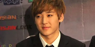 Kevin dan Soohyun U-Kiss Peduli Banjir di Jakarta