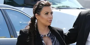 Kim Kardashian Akhirnya Menyerah Pada Sandal Jepit