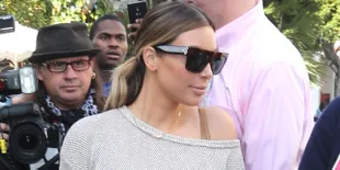 Kim Kardashian Pamer Lekuk Tubuh Saat Makan Siang
