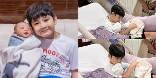Kini Jadi Kakak, 8 Momen Hangat Rafathar Kala Momong Baby Rayyanza - Gendong dan Cium Sang Adik Penuh Cinta