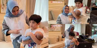 Kini Jadi Kakak, 8 Potret Perdana Rafathar Belajar Gendong Baby Rayyanza - Momong Sang Adik Dengan Penuh Cinta