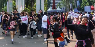 Konser BLACKPINK di Jakarta Hari Pertama Telah Digelar, Simak 10 Potret Suasana Meriah Stadion GBK yang Ramai Sejak Sore