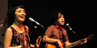 Konser Manis White Shoes And Couples Company