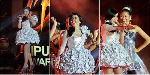 Kostum Bunga Aluminium Foil Syahrini di Liputan 6 Awards