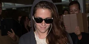 Kristen Stewart Tebar Senyum di Bandara