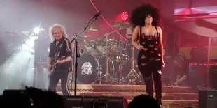 Lady Gaga Kribo Gemparkan Panggung Queen dan Adam Lambert