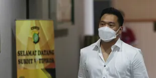 Langkah Penuh Percaya Diri Michael Yukinobu de Fretes Menuju Ruang Pemeriksaan