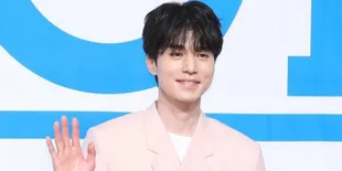 Lee Dong Wook Ganteng Pakai Setelan Pink di Preskon Produce X 101
