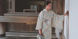 Liburan ke Jepang, Ayushita Lihat Indahnya Kuil dan Pakai Kimono