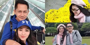 Liburan ke Jepang, Fitri Carlina & Suami Romantis di Kebun Bunga