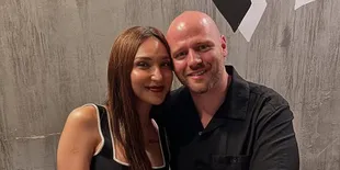 Liburan ke Penang, Dena Rachman Pamer Pacar Baru - Bule Ganteng