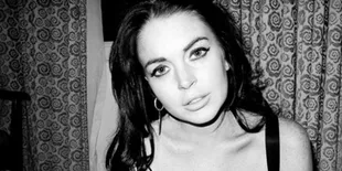 Lindsay Lohan Pamer Dada dan Mainkan Senjata Api