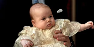 Lucunya Penampilan Putra Kate Middleton Saat Dibaptis