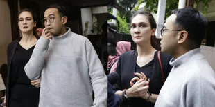 Luna Maya dan Iwet Ramadhan Hadir di Rumah Duka Ibunda Ayu Dewi