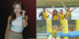 Main ke Water Park Bareng Anak, Wulan Guritno Pakai Bikini Two Piece - Disebut Cocok Jadi Kakak Adik