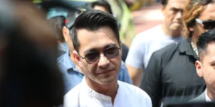 Makan Bareng Saat Ulang Tahun, Eza Gionino Merasa Asing Lihat Wajah Istri