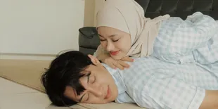 Makin Hari Makin Nempel! Intip 8 Potret Kemesraan Rey Mbayang & Dinda Hauw Kenakan Outfit Homey