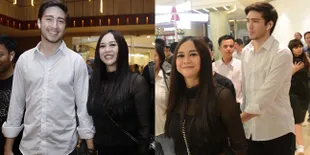 Manisnya Aura Kasih Gandengan Tangan Dengan Suami di Preskon Film