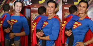Marcellino Lefrandt dan Sang Putra Jadi Superman di Comic Con
