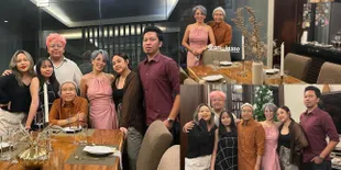Masih Berjuang Lawan Kanker, 9 Potret Ari Lasso Rayakan Natal Sekaligus Ulang Tahun Istri Bersama Keluarga - Tersenyum Bahagia Dikelilingi Orang-Orang Tersayang
