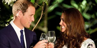 Masuk Masjid - Kate Middleton Berkerudung dan Lepas Sepatu