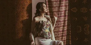 Maternity Photoshoot Donita & Adi Nugroho, Keren Berkonsep Batik