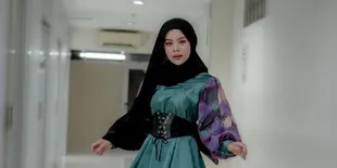 Melly Lee Tampil Berhijab di Pesta Raya Ramadan, Bocorkan Rahasia Makeup 'Korean Look'