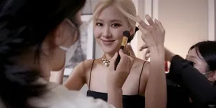 Mengusung Konsep Dark Cute, Yuk Intip Persiapan Rose BLACKPINK Sebelum Menuju Acara Fashion Show Saint Laurent