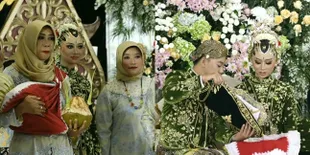 Menikah di Tanggal Cantik, 10 Potret Resepsi Pernikahan Danang Pradana DA dan Nura yang Bernuansa Jawa - Istri Tak Pakai Hijab Jadi Sorotan