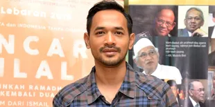 Menjelang Lebaran, Si Ganteng Oka Antara 'MENCARI HILAL'