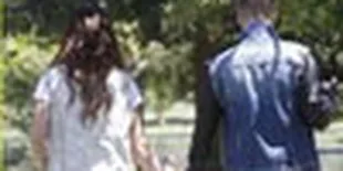 Mesranya Justin - Selena Kencan Sambil Makan Es Krim