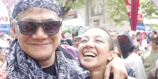 Mesranya Tio Pakusadewo dan Vicky Burky di Pawai Artis FFI