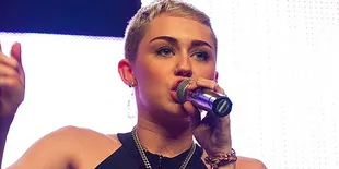 Miley Cyrus Panaskan Panggung Dengan Kostum Super Seksi