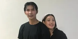 Momen Arya Khan Suami Pinkan Mambo Mode Serius, Pas Nyanyi Suaranya Gak Kalah Keren