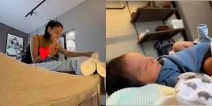 Momen Erika Carlina Mandikan Baby Andrew dengan Lap Hangat, Mandiri Urus Anak Sendiri